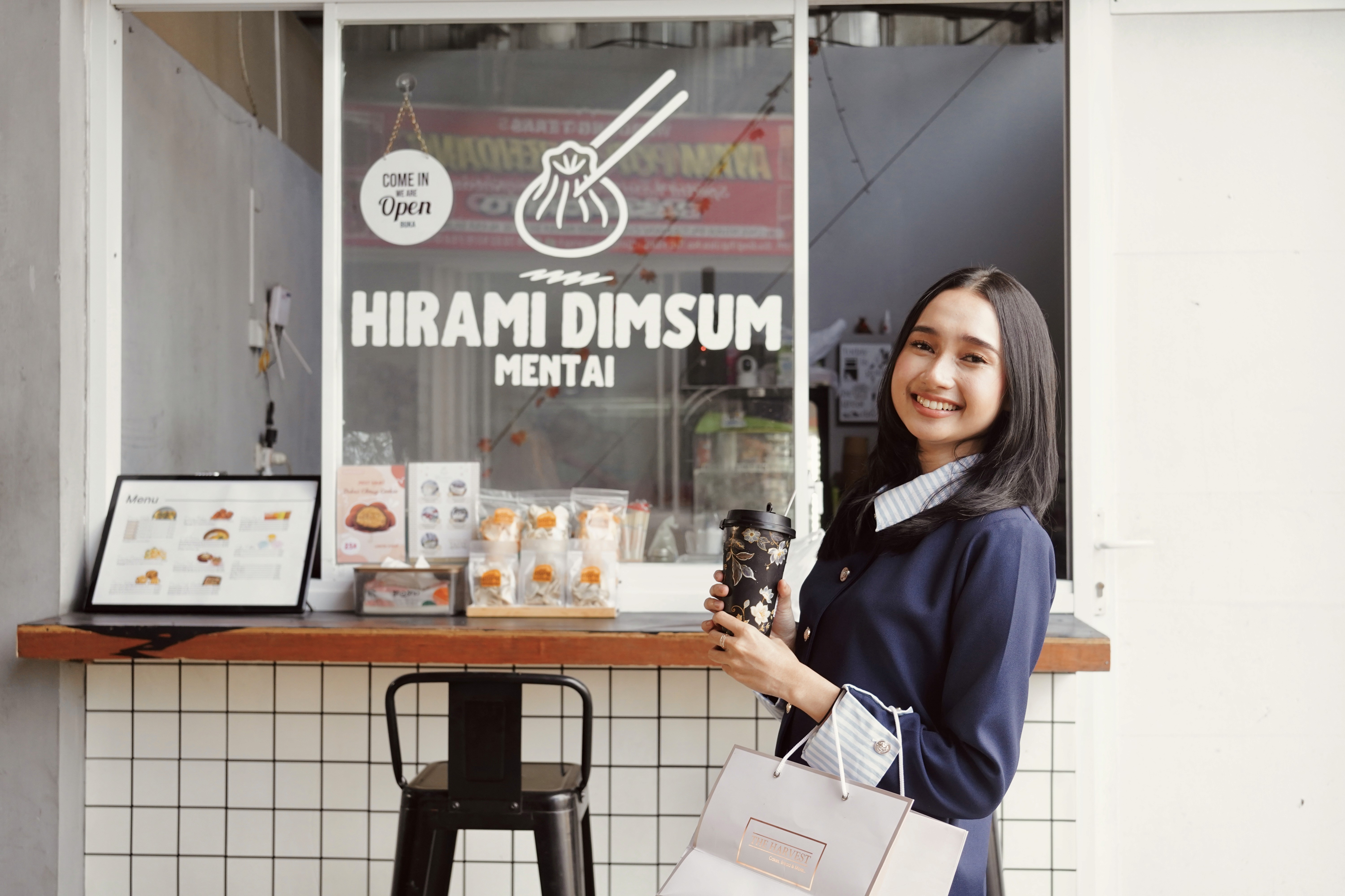 Booth Hirami Dimsum dengan pelanggan